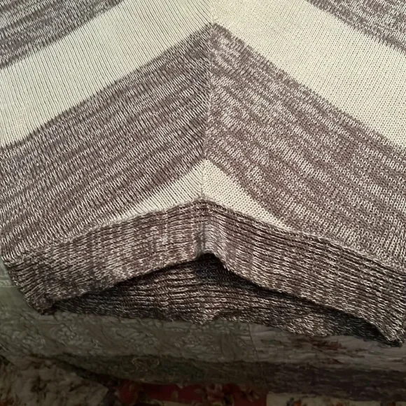 Short sleeve sweater, shorter in front. - Picture 3 of 5